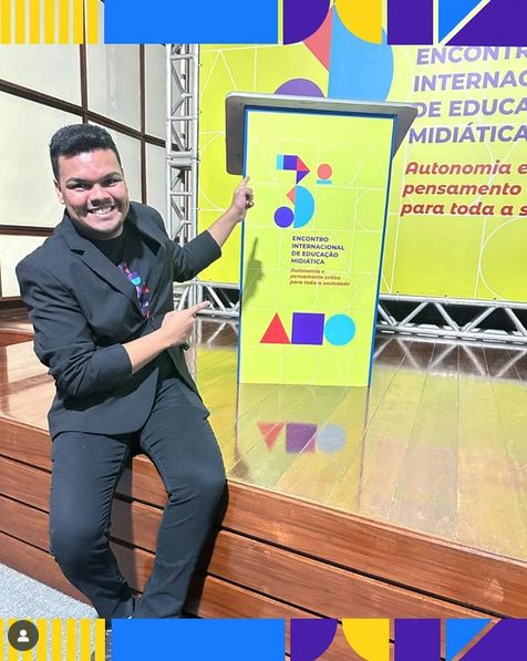 Professor José Hiago Soares conquista primeiro lugar no Prêmio #FakeTôFora e inspira Salgadinho